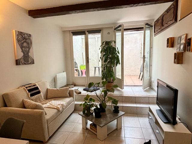 Centre ville La Rochelle T1 bis meublé avec cour privative