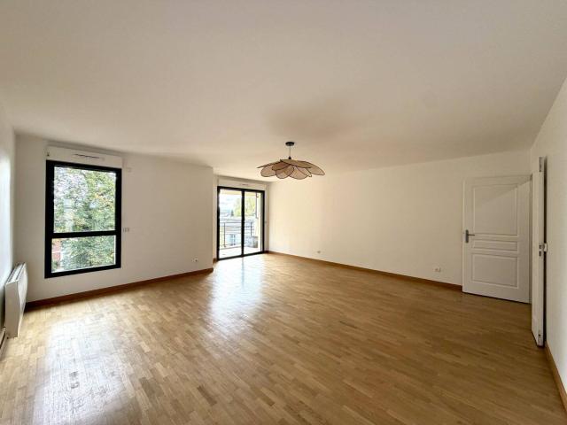 Centre ville Senlis Appartement T3 avec parking et cave
