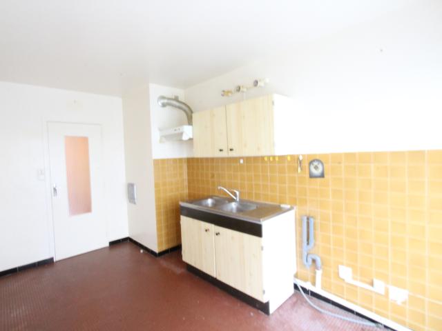 Centre ville proche commerces et gare, appartement F3 et parking