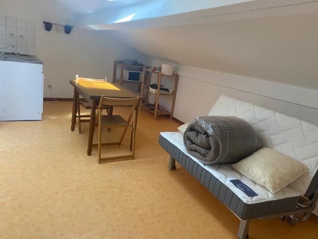 Centre Ville, rue de la Banque, studio au 3e étage.