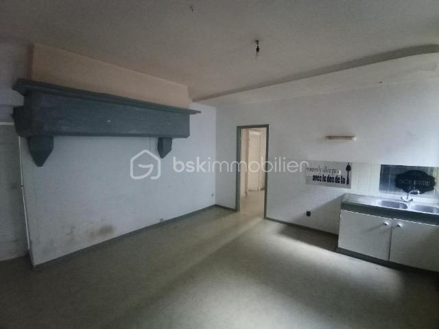 CENTRE VILLE VESOUL, GRAND APPARTEMENT T3 DE 85M2, AVEC ENTREE INDEPENDANTE