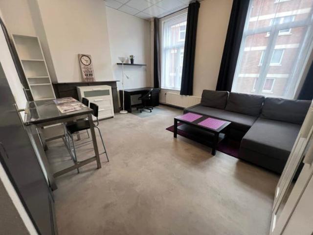 Centre, XX août, quai St Léonard 4 TB grands studios 35M2