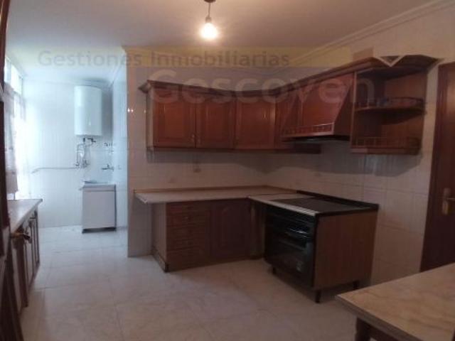 CENTRICA VIVIENDA CON PATIO TERRAZA, 4 HABITACIONES Y 2 BAÑOS
