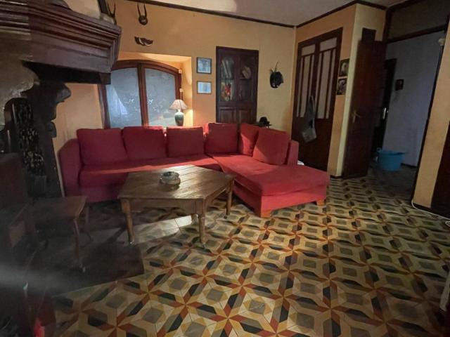 Céntrica Casa de Pueblo Bien Conservada en Villar del Arzobispo por 105.000€