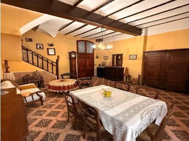 Céntrica Casa de Pueblo Bien Conservada en Villar del Arzobispo por 105.000€