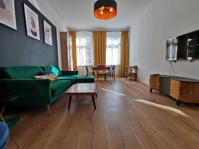 Centrum! 3 pokoje, balkon, osobna kuchnia!