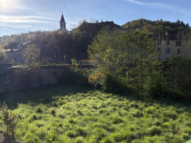 Cénomes, Maison de village avec terrain