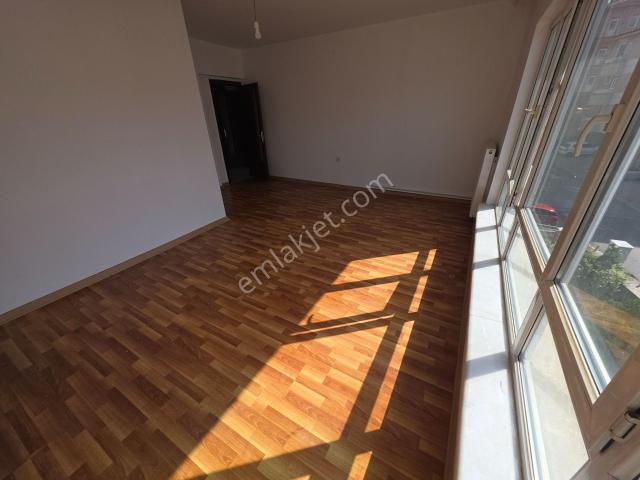 Cebeci,seyhan Sk.ta,bağımsız,kombili,ön,üst Kat,y.boyalı