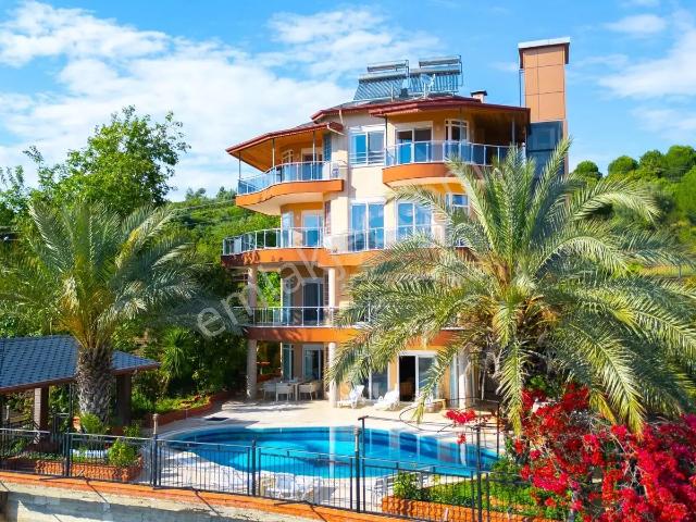 Cebeli'nin Zirvesinde Tam Donanımlı Panoramik Lüks Malikane