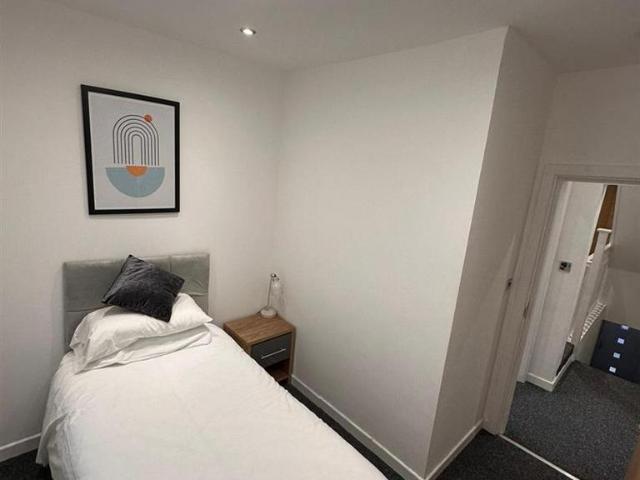 Cecil Grove, Manchester, M18 7EW, United Kingdom | Room for rent #137837866 | Rentberry