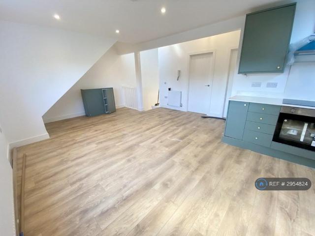 Cecil Park, Pinner, HA5 2 bed flat to rent £1,900 pcm £438 pw