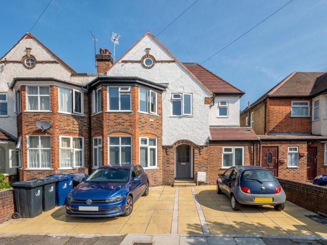 CECIL ROAD, Acton, London, W3 3 bed flat to rent £2,850 pcm £658 pw