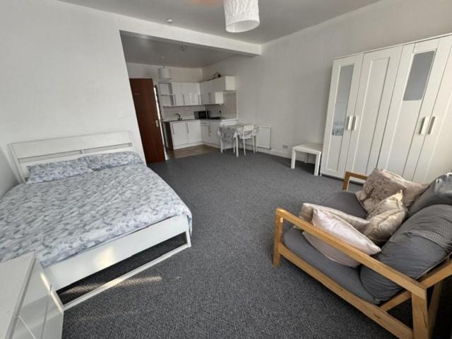 Cecil Road, Hounslow Studio to rent £1,375 pcm £317 pw