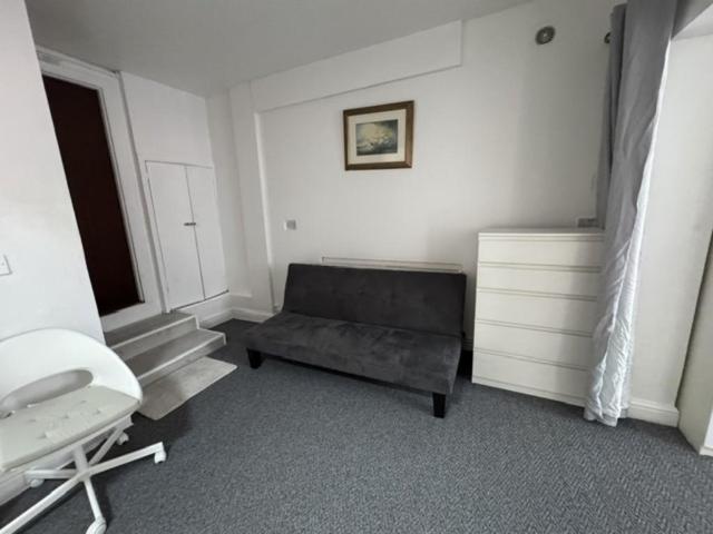 Cecil Road, Hounslow Studio to rent £1,375 pcm £317 pw