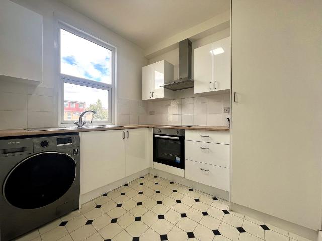 Cecil Road, Hounslow TW3, 1 bed flat to rent, £1,300 pcm | PrimeLocation