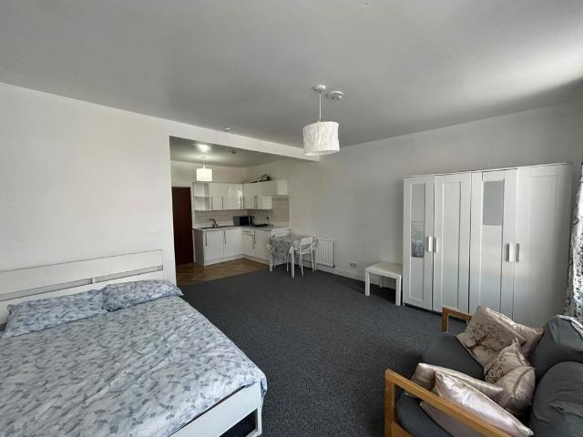 Cecil Road, HOUNSLOW TW3 Studio to rent £1,275 pcm £294 pw