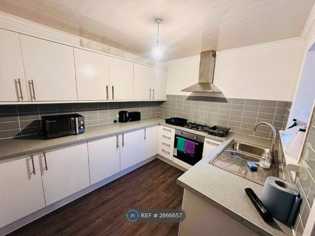 Cecil St, Glasgow G12, 4 bed flat to rent, £3,150 pcm | PrimeLocation