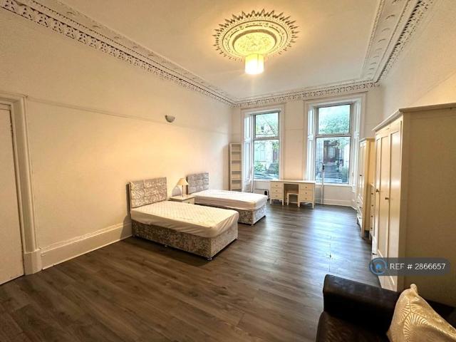 Cecil St, Glasgow, G12 4 bed flat to rent £3,150 pcm £727 pw