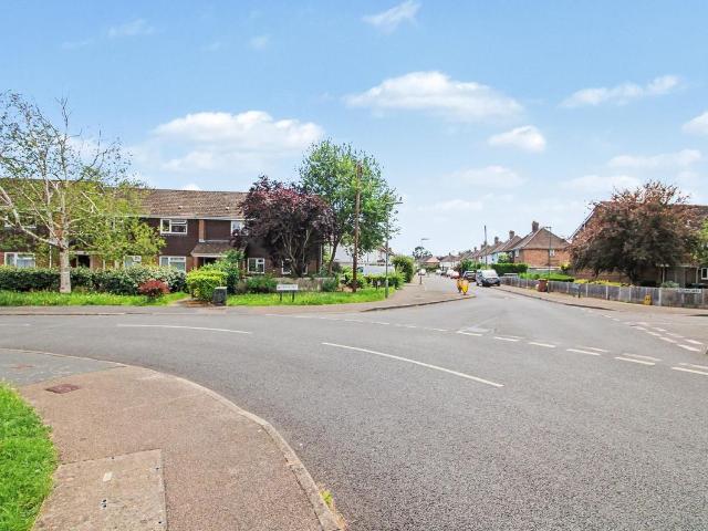 Cedar Way, Guildford GU1, 2 bed maisonette to rent, £1,650 pcm | PrimeLocation