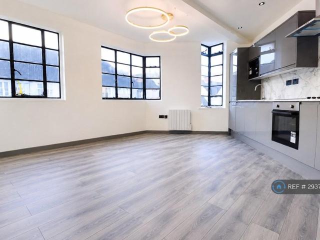 Cedar Avenue, Chelmsford, CM1 1 bed flat to rent £1,325 pcm £306 pw