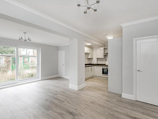 Cedar Avenue, Enfield, Middlesex, EN3 4 bed terraced house to rent £2,800 pcm £646 pw