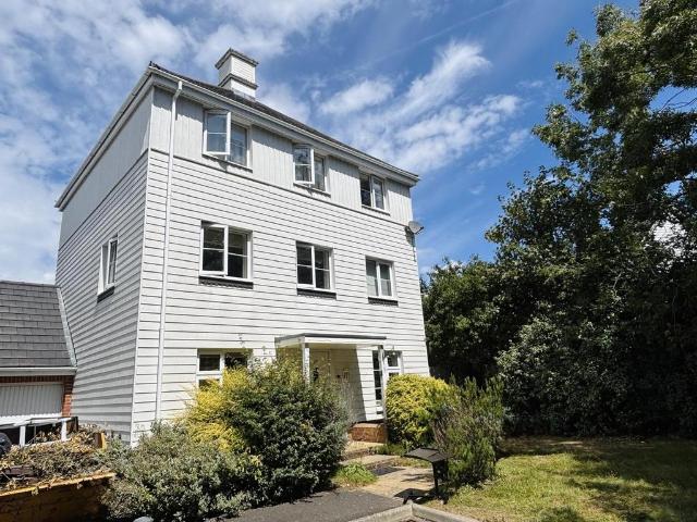 Cedar Avenue, Haywards Heath, RH16 4 bed detached house to rent £2,250 pcm £519 pw