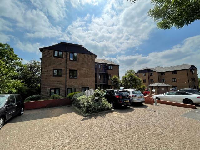 Cedar Close, Buckhurst Hill IG9, 2 bed flat to rent, £1,650 pcm | PrimeLocation