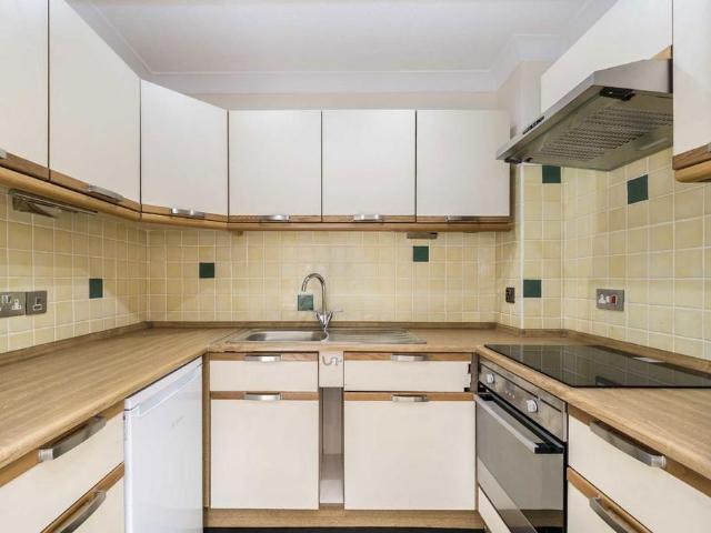 Cedar Close, London SE21 Studio to rent £1,375 pcm £317 pw