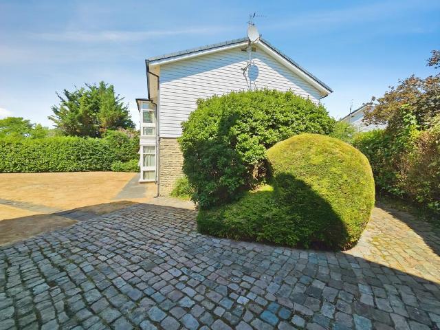 Cedar Close, Staines upon Thames. 2 bed apartment to rent £1,600 pcm £369 pw