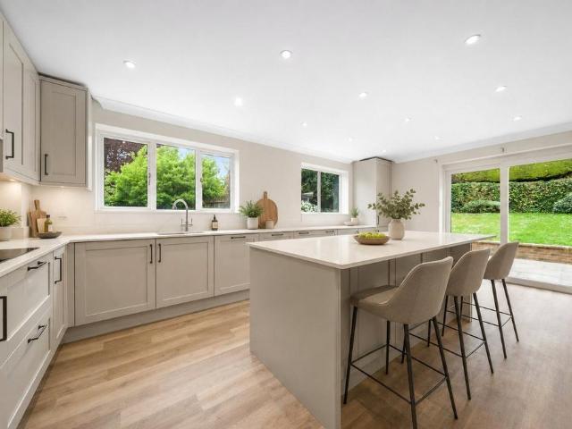 Cedar Drive, Fetcham, Surrey, KT22 5 bed detached house to rent £4,250 pcm £981 pw