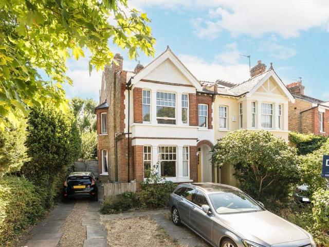 Cedars Road, Kingston Upon Thames KT1 2 bed flat to rent £2,495 pcm £576 pw