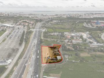 Cedência Espaço de terreno com uma área util de 240 m² em Almada perto do Fórum Almada com Vista para a IC 20 e Acessos Convenientes
