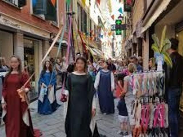Cedesi a Lavagna in centro avviato bar bistrot con cucina veranda fissa e slot, caffetteria, aperirtivi e ristorazione per un incasso che soddisfa una gestione familiare, rara occasione sia per il prezzo, per il modesto affitto e per l'incasso giornaliero