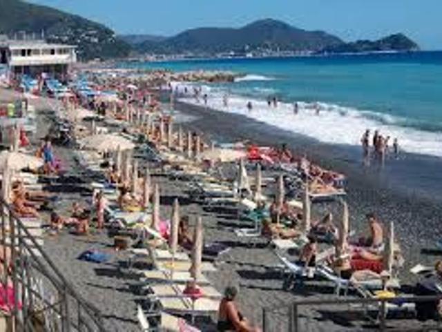 Cedesi a Lavagna in centro avviato bar bistrot con cucina veranda fissa e slot, caffetteria, aperirtivi e ristorazione per un incasso che soddisfa una gestione familiare, rara occasione sia per il prezzo, per il modesto affitto e per l'incasso giornaliero