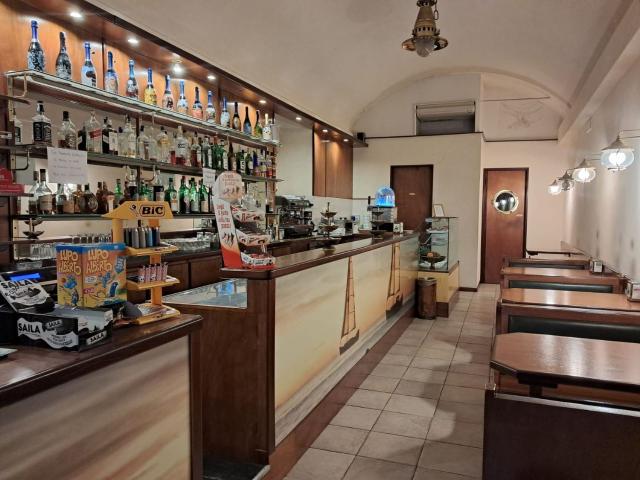 Cedesi a prezzo affare per motivi familiari avviato bar tabaccheria con cucinotto e veranda fissa, otima occasione per una coppia con aiuto di gestire un locale che avra un incremento di lavoro sostanzioso con il rifacimento del porto da centinaia di oper