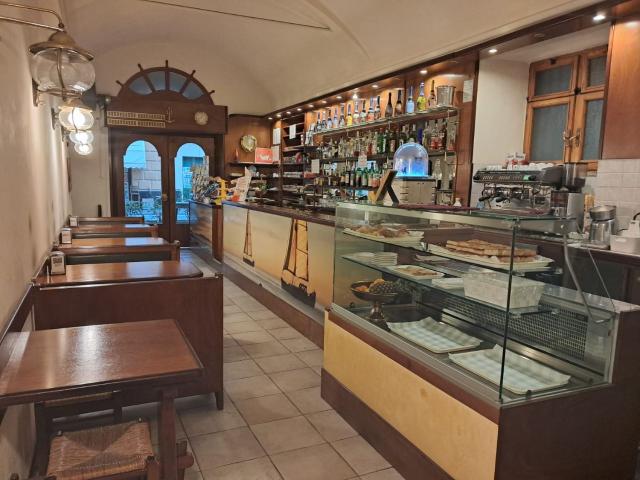 Cedesi a prezzo affare per motivi familiari avviato bar tabaccheria con cucinotto e veranda fissa, otima occasione per una coppia con aiuto di gestire un locale che avra un incremento di lavoro sostanzioso con il rifacimento del porto da centinaia di oper