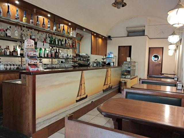 Cedesi a prezzo affare per motivi familiari avviato bar tabaccheria con cucinotto e veranda fissa, otima occasione per una coppia con aiuto di gestire un locale che avra un incremento di lavoro sostanzioso con il rifacimento del porto da centinaia di oper