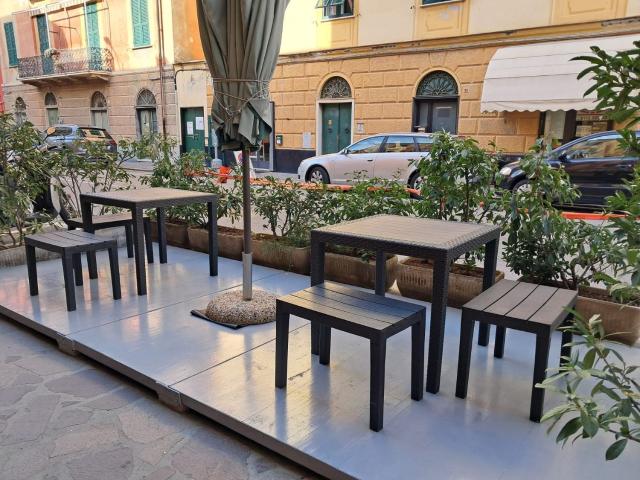 Cedesi a prezzo affare per motivi familiari avviato bar tabaccheria con cucinotto e veranda fissa, otima occasione per una coppia con aiuto di gestire un locale che avra un incremento di lavoro sostanzioso con il rifacimento del porto da centinaia di oper