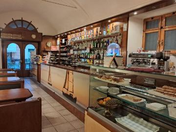 Cedesi a prezzo affare per motivi familiari avviato bar tabaccheria con cucinotto e veranda fissa, otima occasione per una coppia con aiuto di gestire un locale che avra un incremento di lavoro sostanzioso con il rifacimento del porto da centinaia di oper