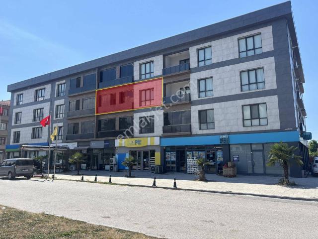 Cedidiye Mahallesi'nde 3+1 135 M² Satılık Ara Kat Daire