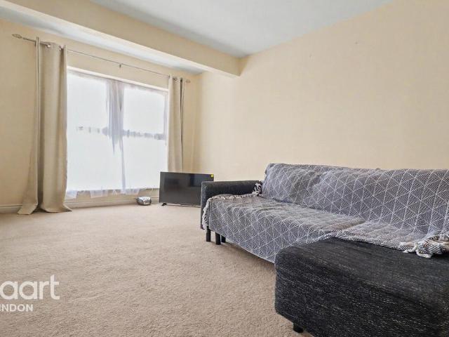 Celsus Grove, Swindon 2 bed apartment to rent £1,050 pcm £242 pw