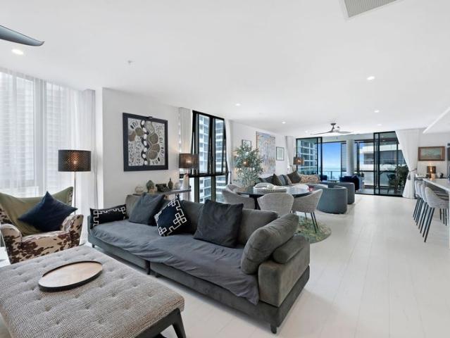 Cerulean Huge Half Floor Beachfront Luxury in the Heart of Main Beach