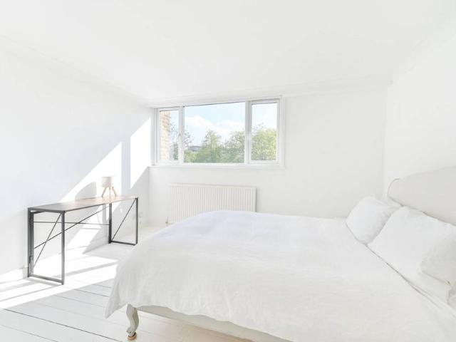 Cervantes Court, Bayswater, London, W2 3 bed flat to rent £4,500 pcm £1,038 pw