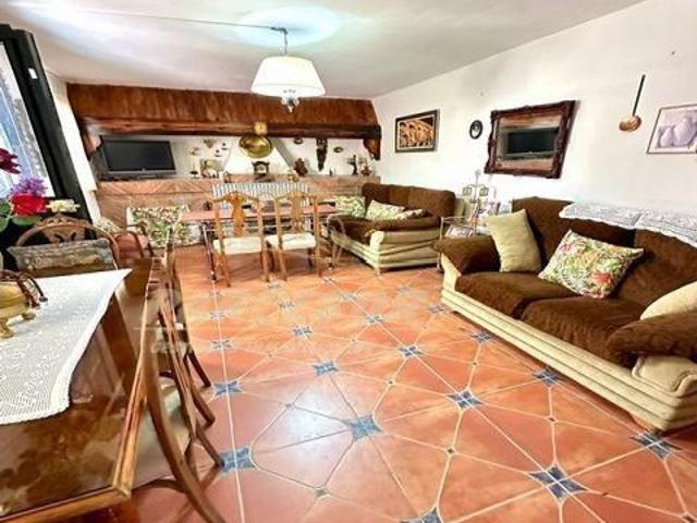CERCA DE NUESTRA OFICINA Parcela de 1000 m2. con casa de 200 m2 y piscina