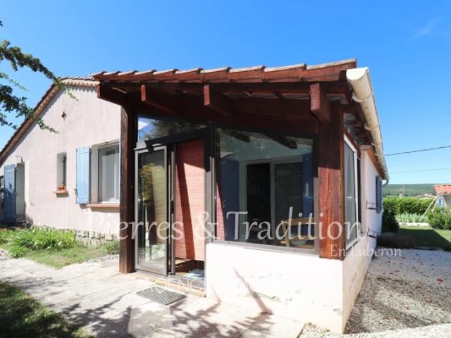 Luberon, Céreste, maison de plain pied avec piscine et jardin