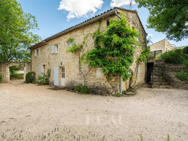 Cereste en Luberon Mas avec vue 249m² Céreste
