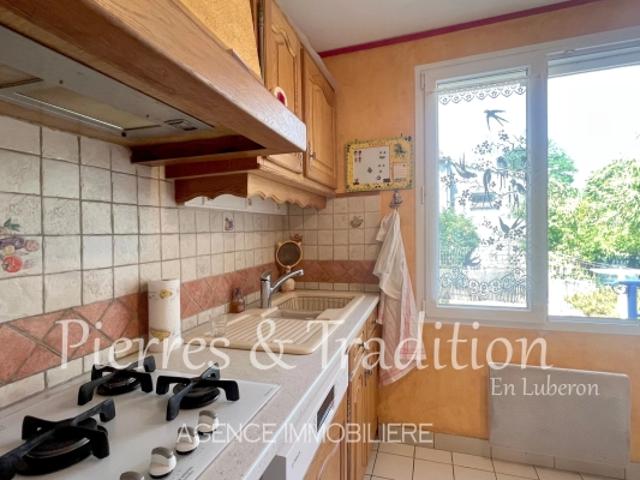 Céreste, jolie maison de plain pied avec jardin dans quartier calme proche village
