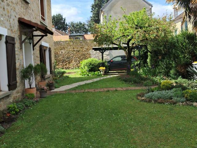 Cergy village maison en pierres apparentes 145 m2.+ 1 dépendance 90 m2