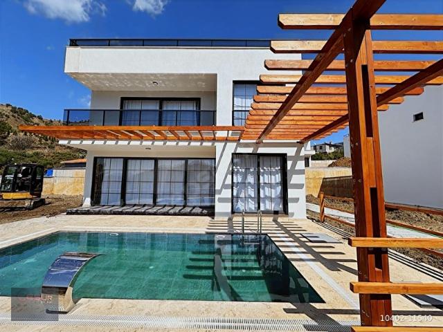 Cesur Emlak'tan Orman Manzaralı 4+1 Havuzlu Müstakil Villa