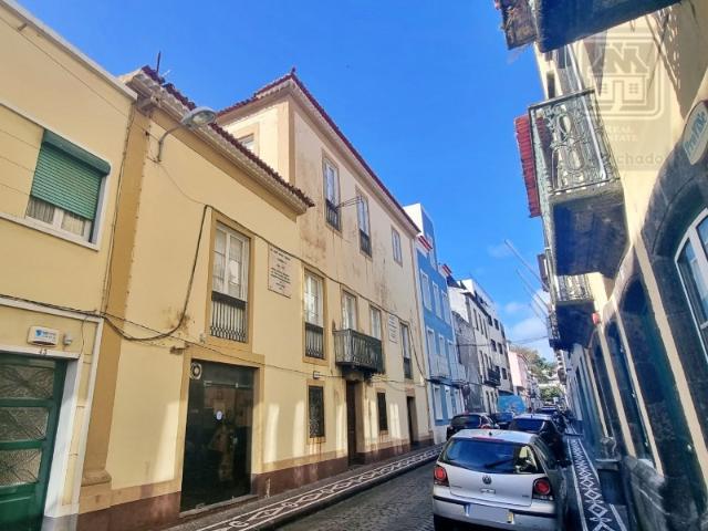 AMPLO EDIFÍCIO MORADIA com QUINTAL no centro histórico Ponta Delgada, Ilha São Miguel, Açores